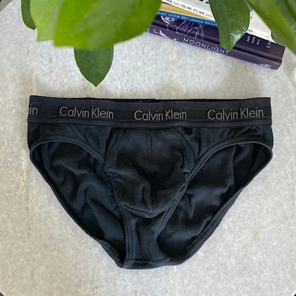 Calvin Klein - Picture 2 of 6